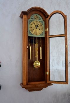 Zegar ścienny wiszący drewniany dębowy Adler 11070D to zegar drewniany wiszący z wahadłem idealny do stylowych, drewnianych wnętrz. ✓Zegary ścienne✓ Zegary szafkowe (5).JPG
