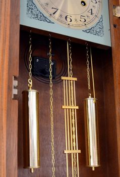 Zegar ścienny wiszący drewniany dębowy Adler 11070D to zegar drewniany wiszący z wahadłem idealny do stylowych, drewnianych wnętrz. ✓Zegary ścienne✓ Zegary szafkowe (6).JPG