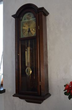 Zegar ścienny drewniany wiszący mechaniczny Adler nakręcany 11070W to zegar drewniany wiszący z wahadłem idealny do stylowych, drewnianych wnętrz (1).JPG