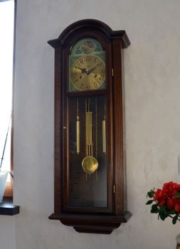 Zegar ścienny drewniany wiszący mechaniczny Adler nakręcany 11070W to zegar drewniany wiszący z wahadłem idealny do stylowych, drewnianych wnętrz (10).JPG