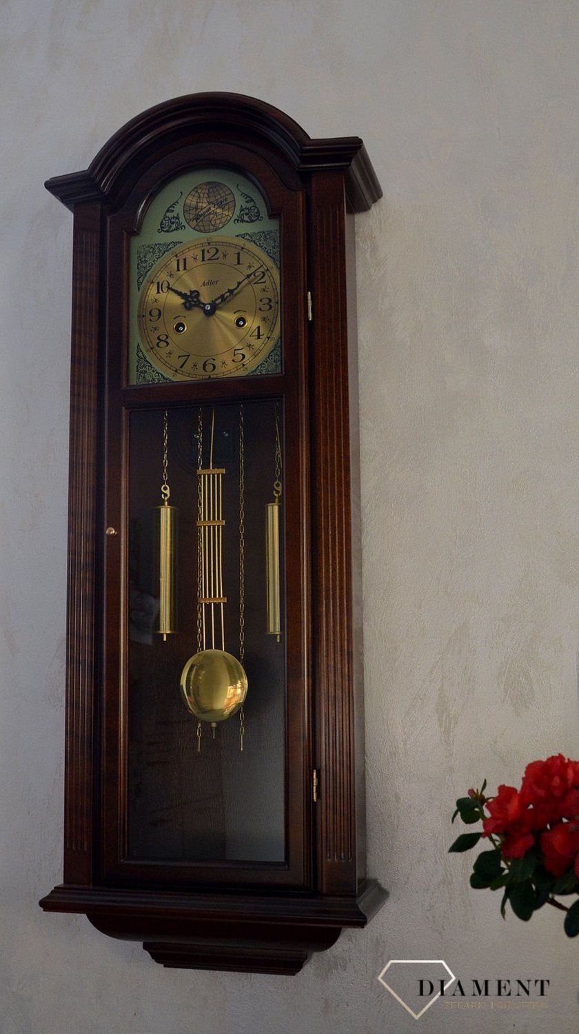 Zegar ścienny drewniany wiszący mechaniczny Adler nakręcany 11070W to zegar drewniany wiszący z wahadłem idealny do stylowych, drewnianych wnętrz (1).JPG