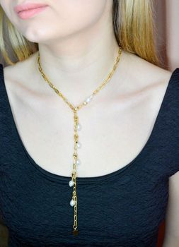 Złoty naszyjnik damski Coeur De Lion z perłami słodkowodnymi 1112101416.  Biżuteria idealna zarówno na eleganckie, jak i niezobowiązujące okazje (1).JPG