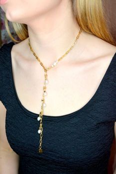 Złoty naszyjnik damski Coeur De Lion z perłami słodkowodnymi 1112101416.  Biżuteria idealna zarówno na eleganckie, jak i niezobowiązujące okazje (3).JPG