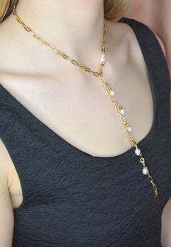Złoty naszyjnik damski Coeur De Lion z perłami słodkowodnymi 1112101416.  Biżuteria idealna zarówno na eleganckie, jak i niezobowiązujące okazje (4).JPG