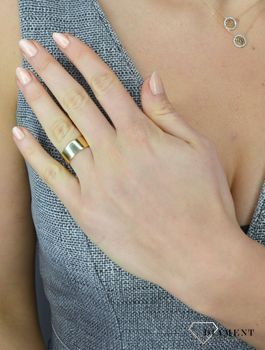 Pierścionek złoty DIAMENT 11214 szeroka obrączka z diamentem WSI 0,08ct1 W-595 Piękny pierścionek został wykonany z najwyższej jakości żółtego złota  (3).JPG