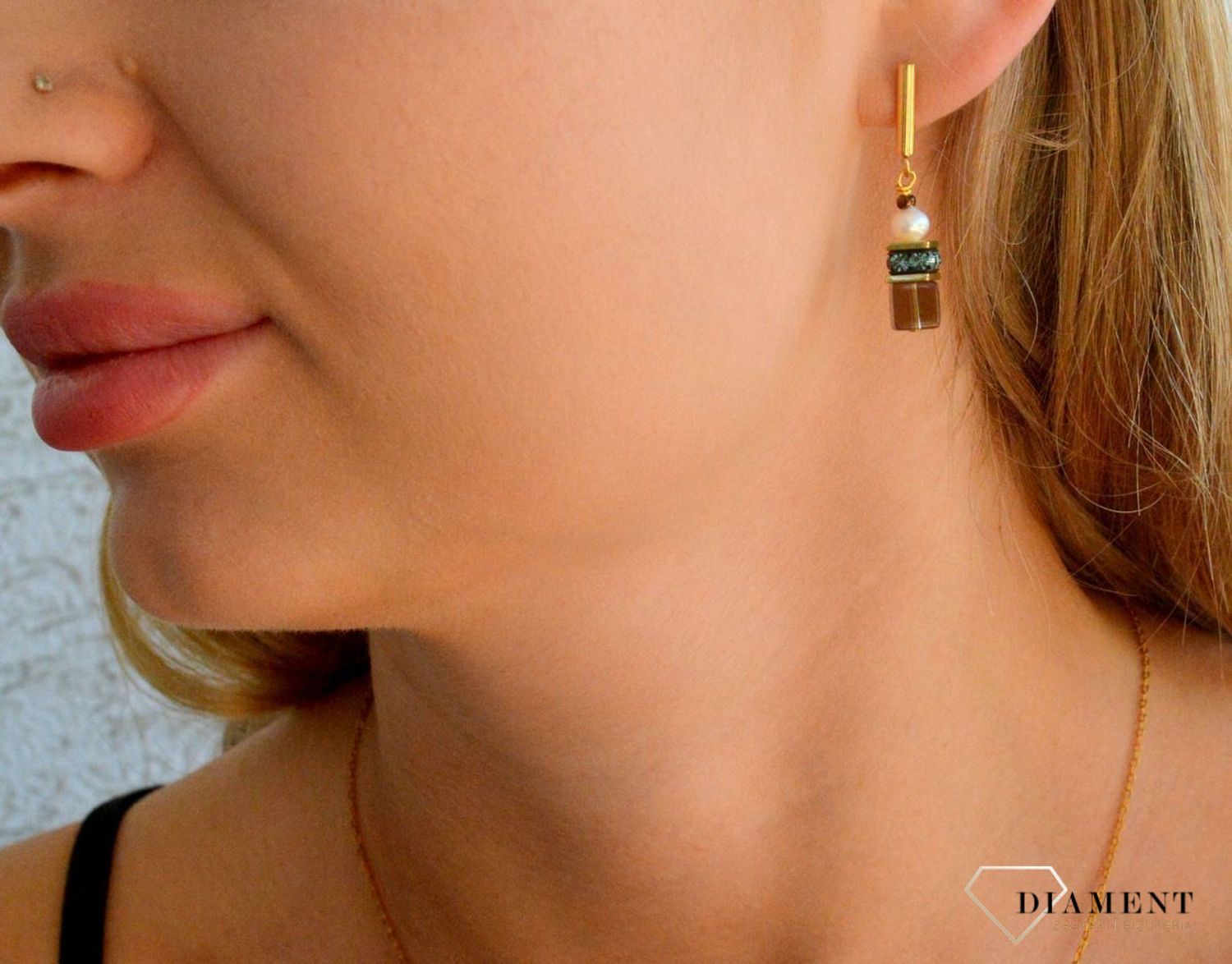 Kolczyki damskie Coeur de Lion GeoCUBE® Fusion Precious Pearl Mix złota jesień 1122211538. Kolczyki stalowe damskie. Kolczyki stalowe Coeur de Lion. Kolczyki złoto brązowe na prezent dla kobiety (1).jpg