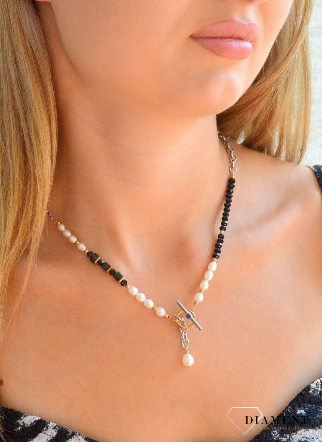 Naszyjnik damski Coeur de Lion The Art Deco Elegance  z perłą słodkowodną i onyksem 1133101314. Naszyjnik damski  Coeur de Lion. Naszyjnik damski w złotym kolorze. Naszyjnik na prezent. Naszyjnik z kryształkami (4).jpg