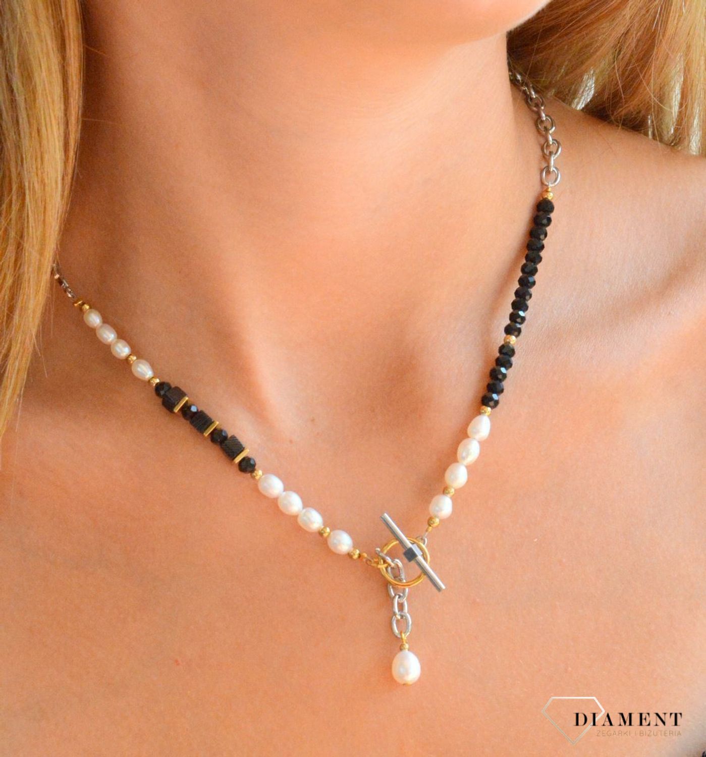 Naszyjnik damski Coeur de Lion The Art Deco Elegance  z perłą słodkowodną i onyksem 1133101314. Naszyjnik damski  Coeur de Lion. Naszyjnik damski w złotym kolorze. Naszyjnik na prezent. Naszyjnik z kryształkami (4).jpg
