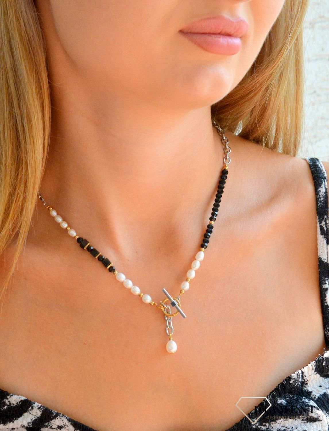 Naszyjnik damski Coeur de Lion The Art Deco Elegance  z perłą słodkowodną i onyksem 1133101314. Naszyjnik damski  Coeur de Lion. Naszyjnik damski w złotym kolorze. Naszyjnik na prezent. Naszyjnik z kryształkami (4).jpg