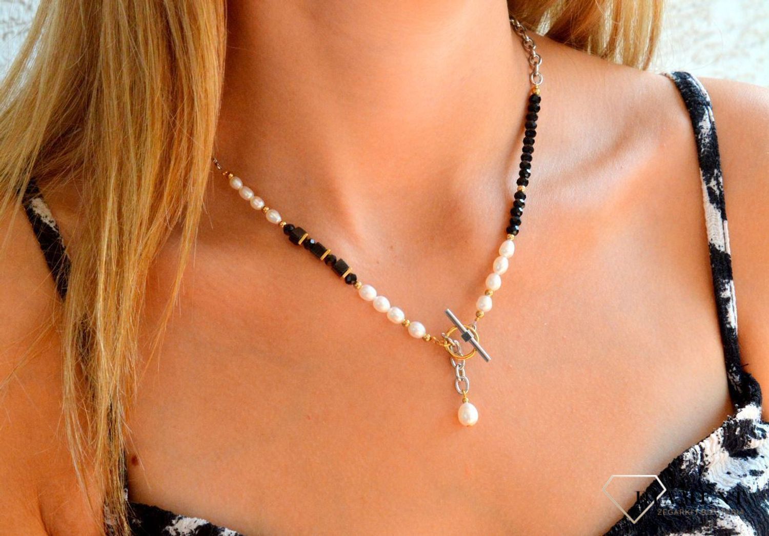 Naszyjnik damski Coeur de Lion The Art Deco Elegance  z perłą słodkowodną i onyksem 1133101314. Naszyjnik damski  Coeur de Lion. Naszyjnik damski w złotym kolorze. Naszyjnik na prezent. Naszyjnik z kryształkami (4).jpg