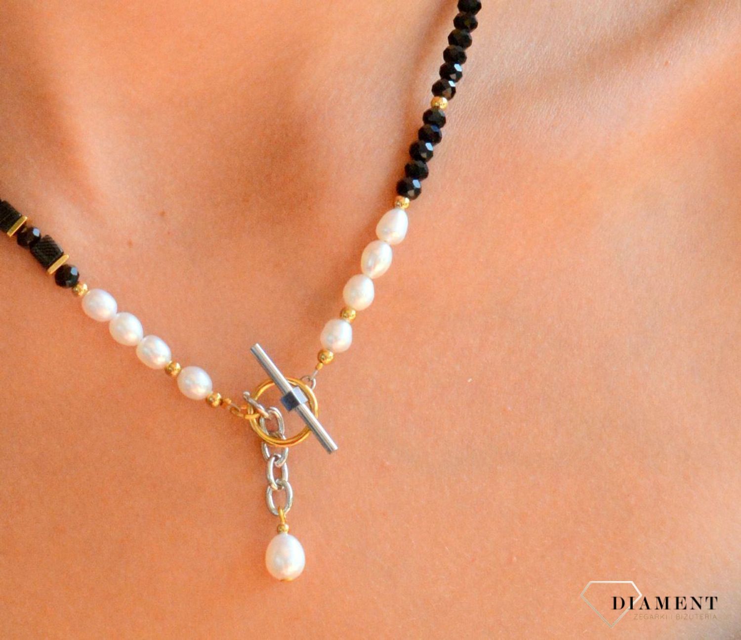 Naszyjnik damski Coeur de Lion The Art Deco Elegance  z perłą słodkowodną i onyksem 1133101314. Naszyjnik damski  Coeur de Lion. Naszyjnik damski w złotym kolorze. Naszyjnik na prezent. Naszyjnik z kryształkami (4).jpg