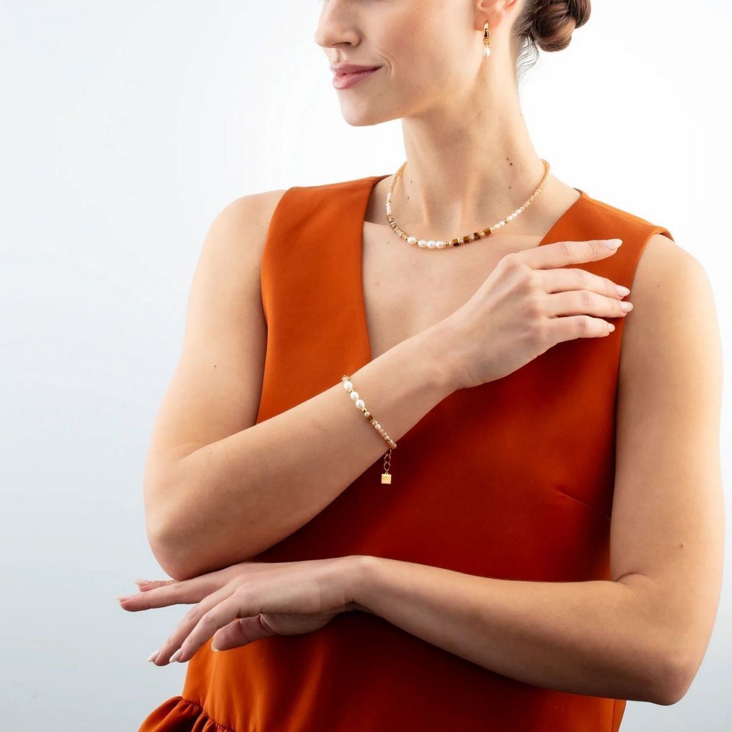 Kolczyki damskie Coeur De Lion Perła słodkowodna 113521-1110. ✨ Kolczyki Coeur De Lion – Hoop Cosmic Pearls Głębokie Złoto 💫🌟1.jpg