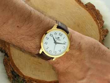 Klasyczny zegarek męski Timemaster 117-45 z białą tarczą, brązowym skórzanym paskiem i precyzyjnym japońskim mechanizmem. Złota koperta, szkło mineralne i możliwość graweru w cenie! (2).jpg