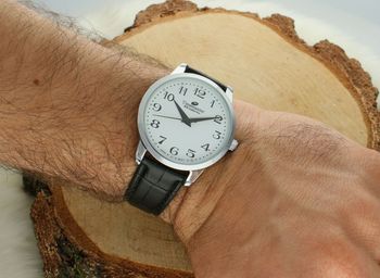 Klasyczny zegarek męski Timemaster 117-46 z białą tarczą, czarnym skórzanym paskiem i precyzyjnym japońskim mechanizmem. Złota koperta, szkło mineralne i możliwość graweru w cenie! (2).jpg