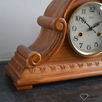 Zegar kominkowy drewniany nakręcany niemieckiej marki Adler 12004D. Zegar kominkowy drewniany wykonany z wytrzymałego drewna w kolorze dębu. Zegar kominkowy dębowy nakręcany (1).JPG