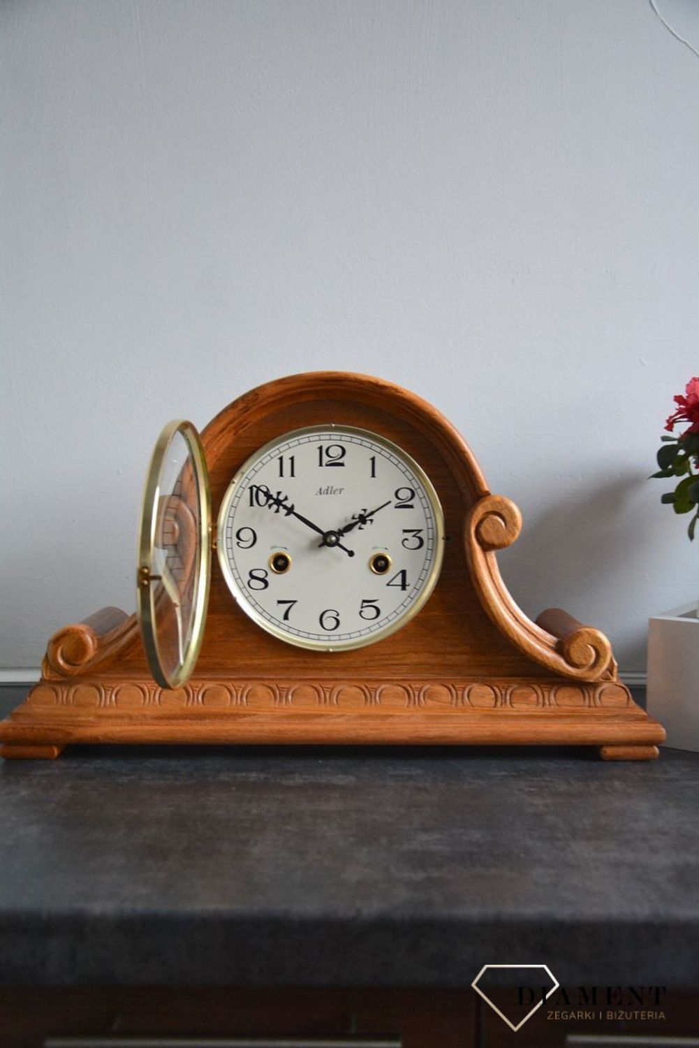 Zegar kominkowy drewniany nakręcany niemieckiej marki Adler 12004D. Zegar kominkowy drewniany wykonany z wytrzymałego drewna w kolorze dębu. Zegar kominkowy dębowy nakręcany (5).JPG
