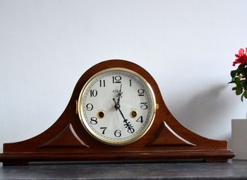 Zegar kominkowy drewniany nakręcany niemieckiej marki Adler 12006W. Zegar kominkowy drewniany wykonany z wytrzymałego drewna w kolorze wenge. Zegar kominkowy nakręcany (2).JPG