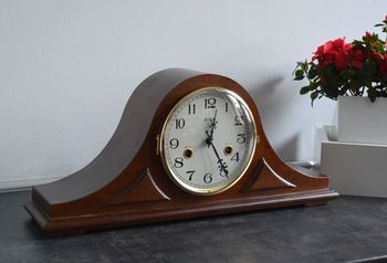 Zegar kominkowy drewniany nakręcany niemieckiej marki Adler 12006W. Zegar kominkowy drewniany wykonany z wytrzymałego drewna w kolorze wenge. Zegar kominkowy nakręcany (3).JPG