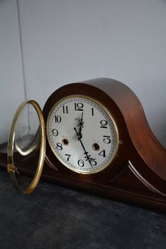 Zegar kominkowy drewniany nakręcany niemieckiej marki Adler 12006W. Zegar kominkowy drewniany wykonany z wytrzymałego drewna w kolorze wenge. Zegar kominkowy nakręcany (5).JPG