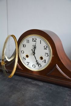 Zegar kominkowy drewniany nakręcany niemieckiej marki Adler 12006W. Zegar kominkowy drewniany wykonany z wytrzymałego drewna w kolorze wenge. Zegar kominkowy nakręcany (6).JPG