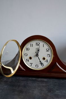 Zegar kominkowy drewniany nakręcany niemieckiej marki Adler 12006W. Zegar kominkowy drewniany wykonany z wytrzymałego drewna w kolorze wenge. Zegar kominkowy nakręcany (7).JPG