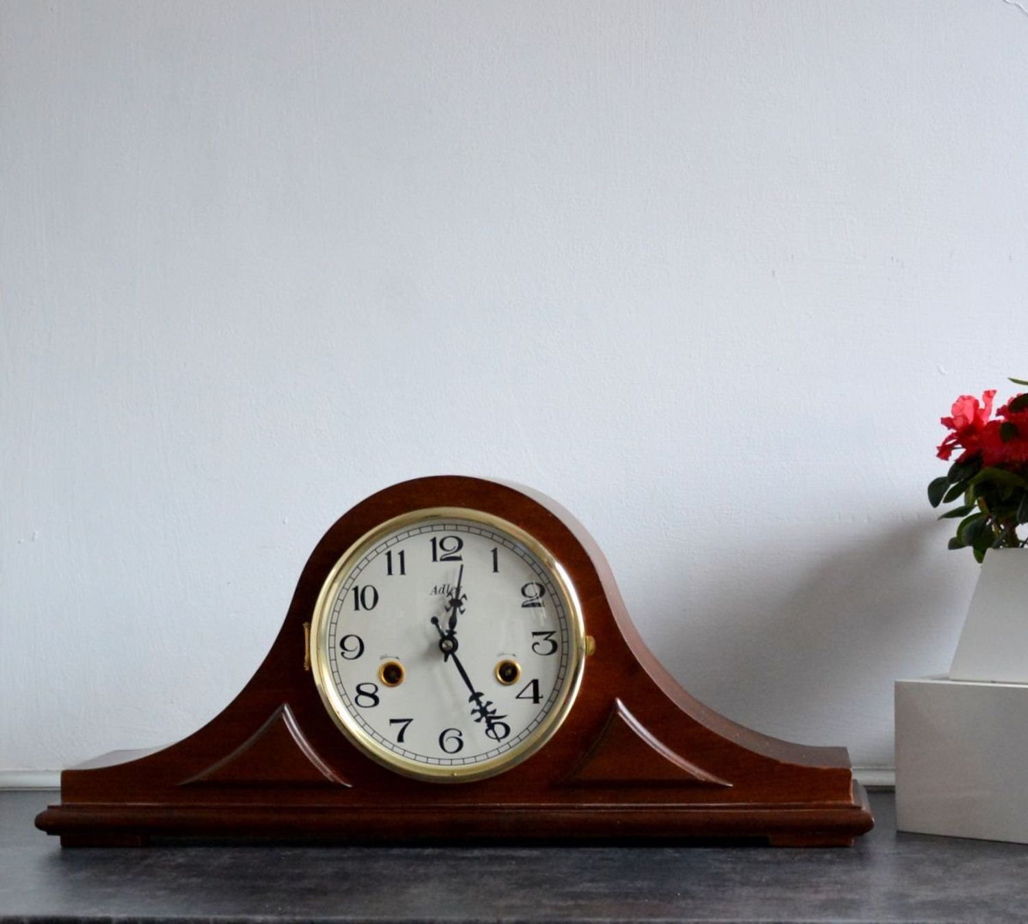 Zegar kominkowy drewniany nakręcany niemieckiej marki Adler 12006W. Zegar kominkowy drewniany wykonany z wytrzymałego drewna w kolorze wenge. Zegar kominkowy nakręcany (4).JPG
