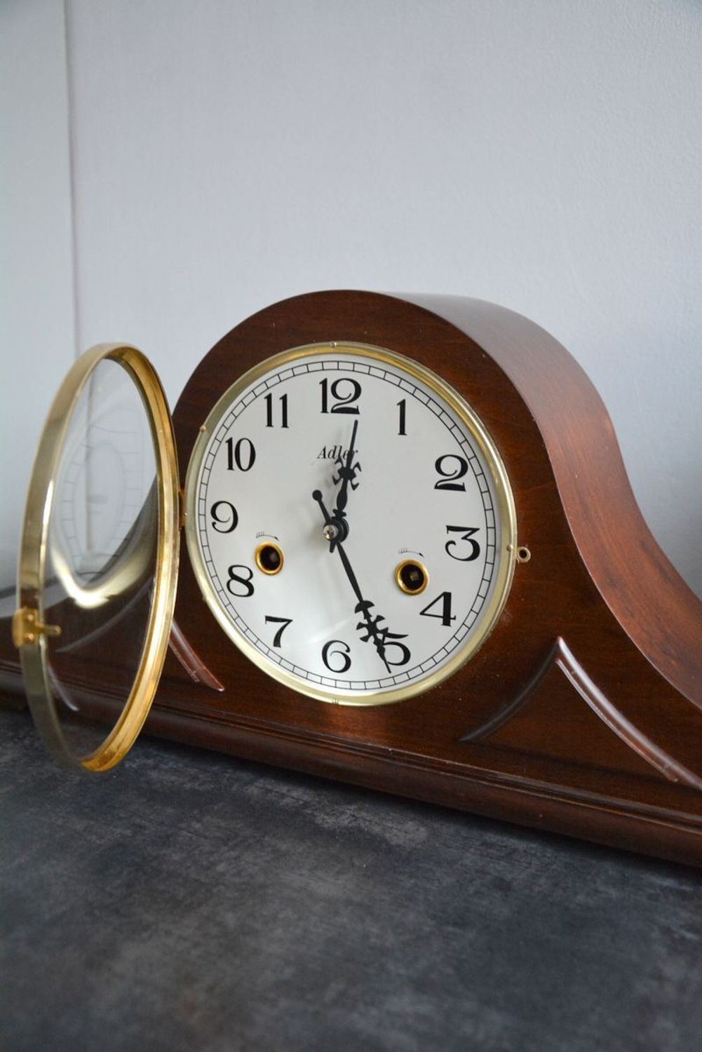 Zegar kominkowy drewniany nakręcany niemieckiej marki Adler 12006W. Zegar kominkowy drewniany wykonany z wytrzymałego drewna w kolorze wenge. Zegar kominkowy nakręcany (4).JPG