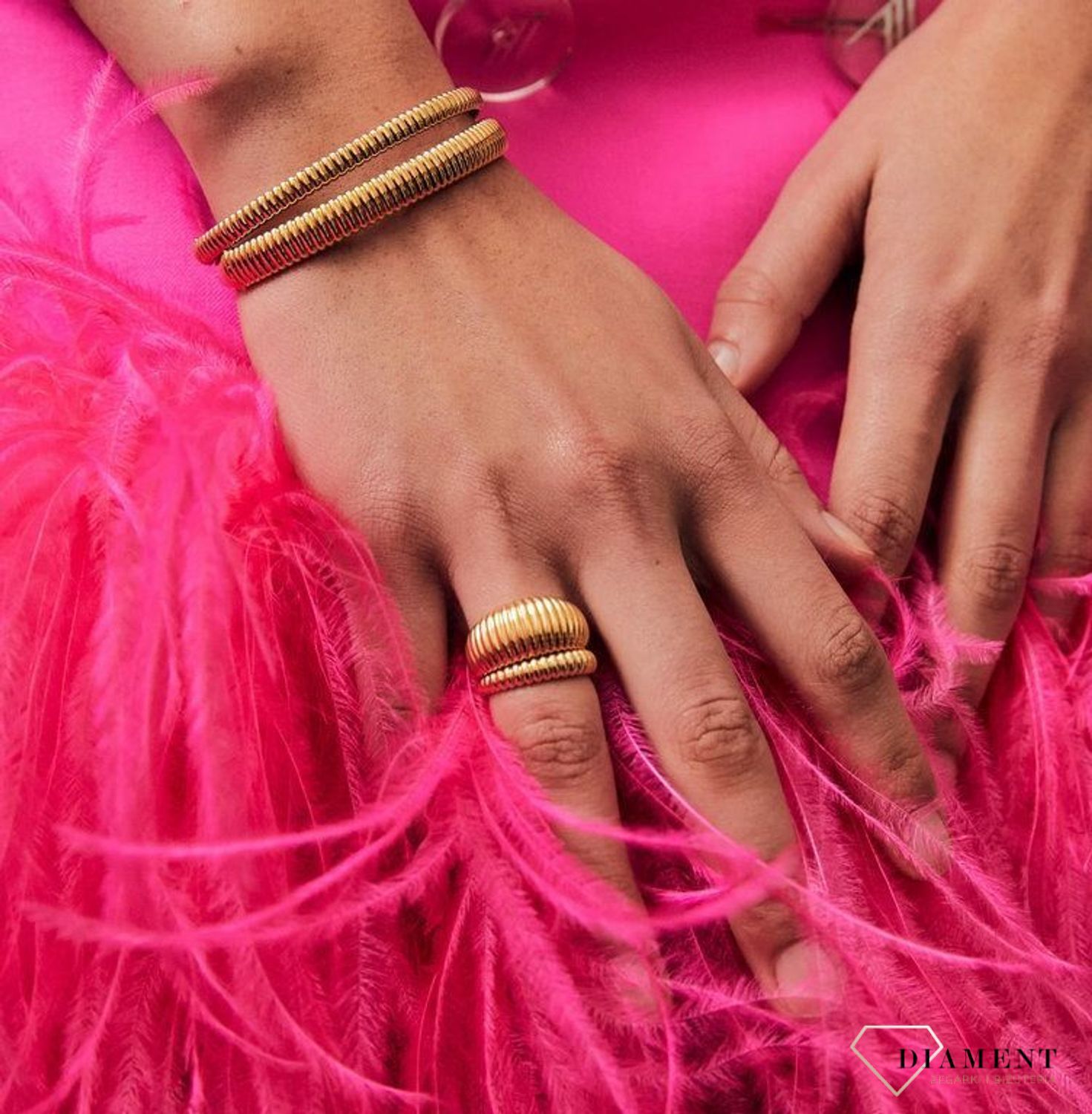 Srebrny pierścionek pozłacany o ozdobnej formie 12218SY (2).jpg