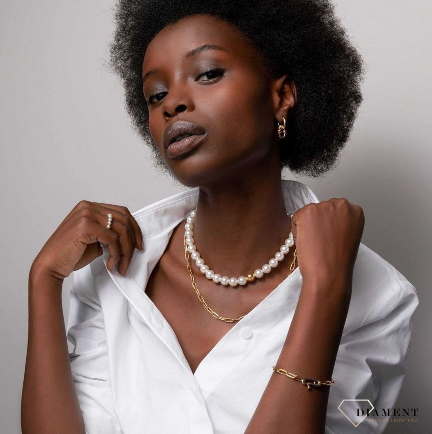 Srebrny pierścionek pozłacany Ti Sento z Perłą 12284YP. Wiecznie modne wzory, które sprawdzą się jako idealny prezent dla bliskiej osoby. Połącz pierścionek dowolnie z innymi produktami i stwórz modny zesta.jpg