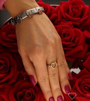 Srebrny pierścionek Ti Sento ze złotym sercem 12291SY. Tego typu pierścionek przykuję uwagę i ciężko będzie oderwać wzrok. Srebrne pierścionki to biżuteria ponadczasowa zawsze modna i pasująca do każdego stroju.jpg
