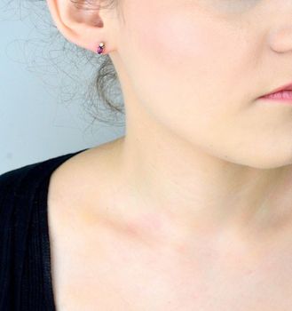 Złote kolczyki 585 z turmalinem i cyrkoniami ✨ KLC-000000-493-585 Złote kolczyki na sztyft to elegancka biżuteri (1).JPG