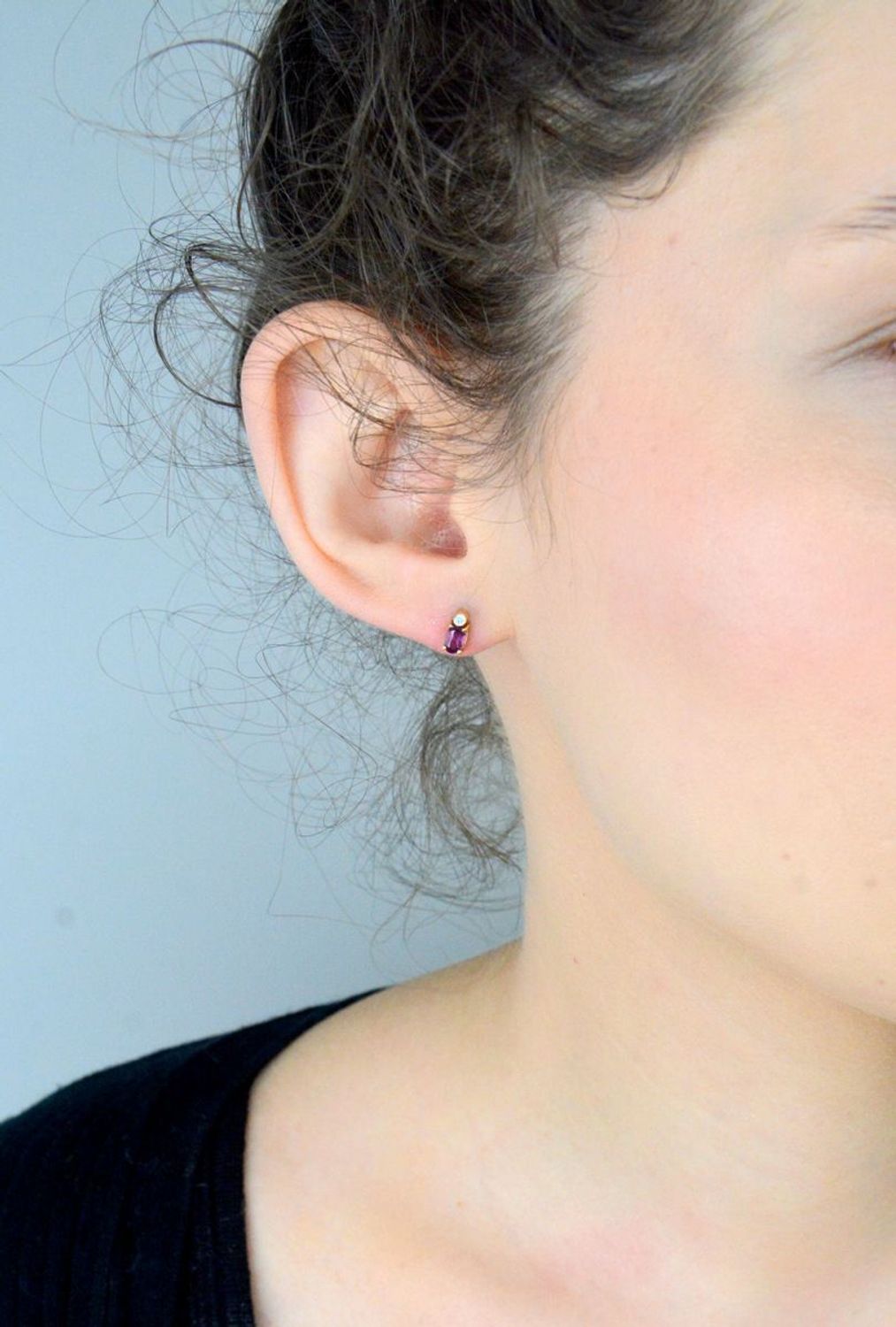 Złote kolczyki 585 fioletowa i biała cyrkonia KLC-000000-493-585 Złote kolczyki na sztyft to elegancka biżuteria, która przyciąga wzrok subtelnym blaskiem. Wykonane z wysokiej 1.jpg