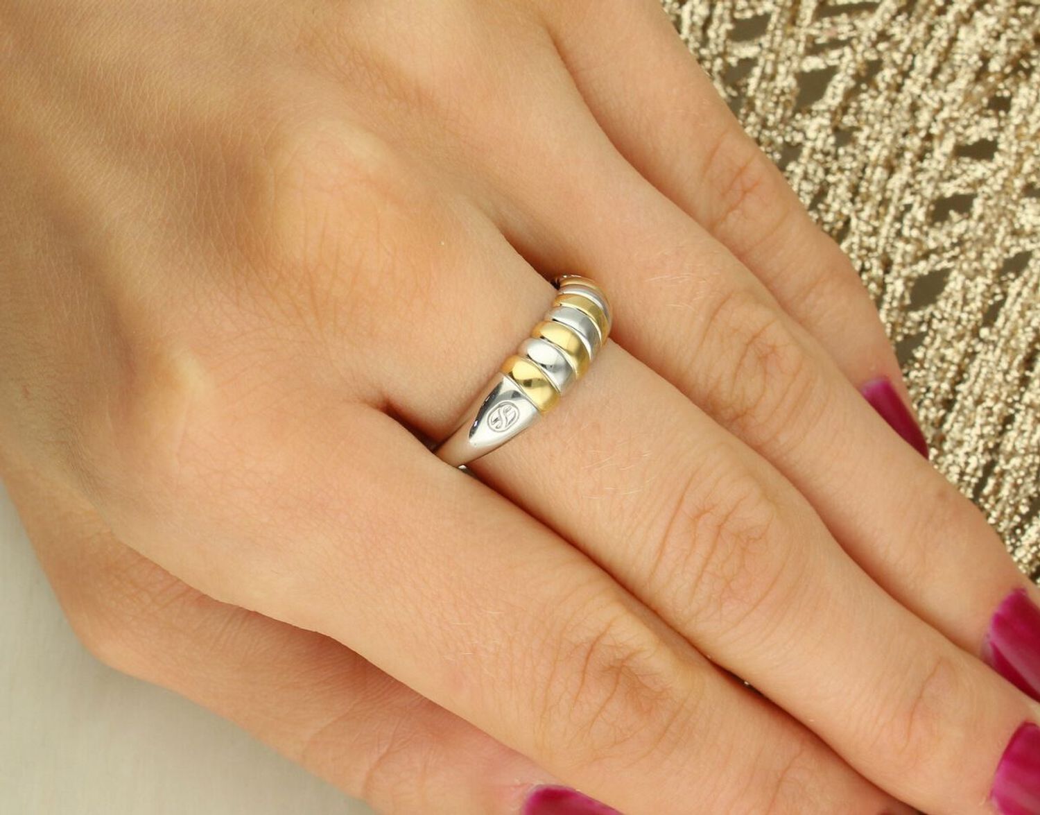 Pierścionek TI SENTO 12381ZY – srebro próby 925 z platynowym wykończeniem i 7 białymi cyrkoniami. Hipoalergiczny i komfortowy w noszeniu, idealny na co dzień i na 11.jpg