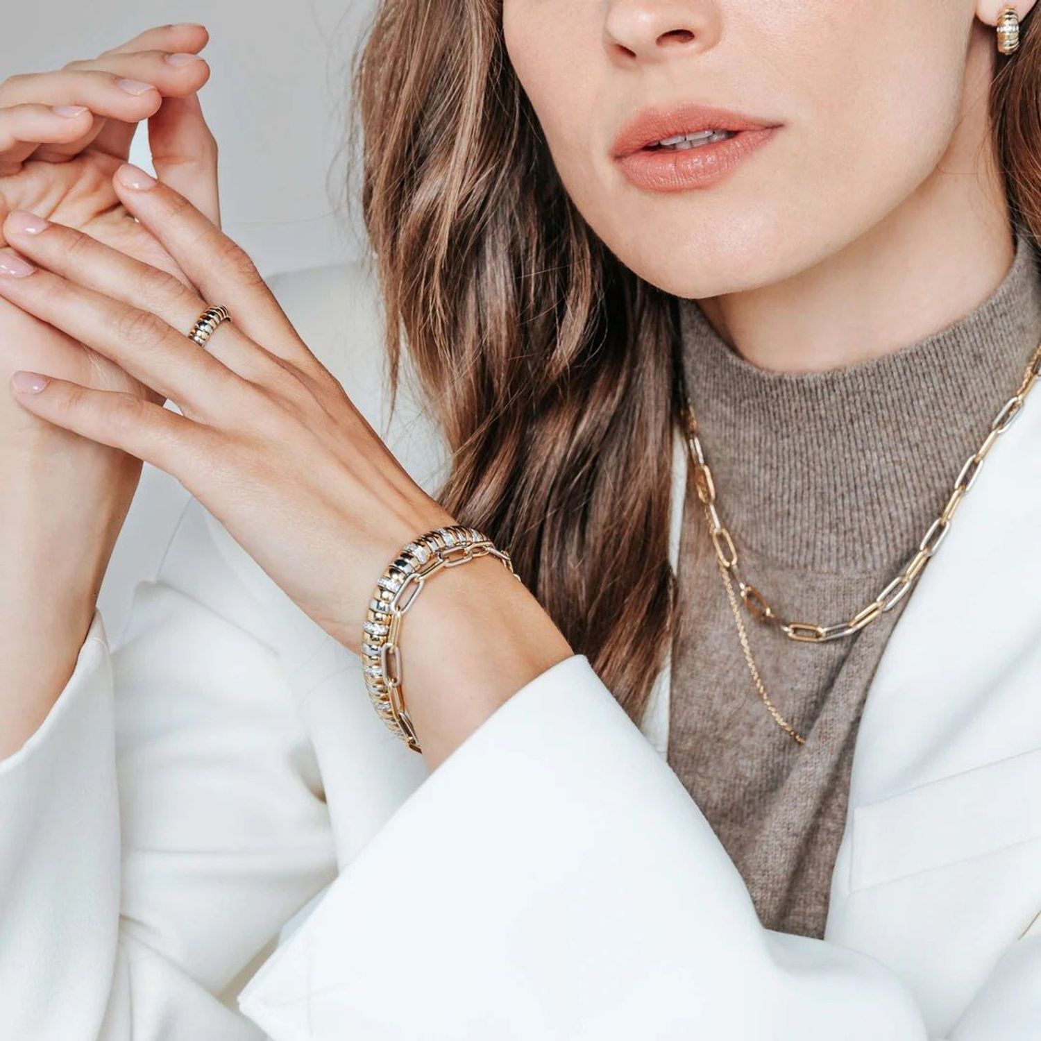 Pierścionek TI SENTO 12381ZY – srebro próby 925 z platynowym wykończeniem i 7 białymi cyrkoniami. Hipoalergiczny i komfortowy w noszeniu, idealny na co dzień i na 11.jpg