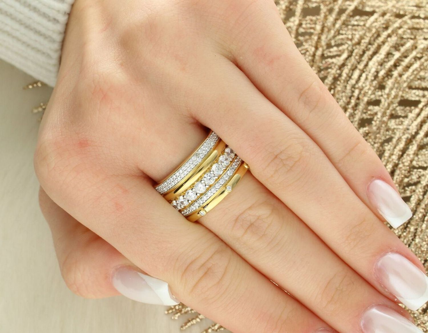 Pierścionek TI SENTO 12197MC – srebro 925 z powłoką żółtego złota i kolorowymi kamieniami. Hipoalergiczny i efektowny dodatek, symbol radości i wakacyjnej energii. Idealny do noszenia solo lub 1.jpg