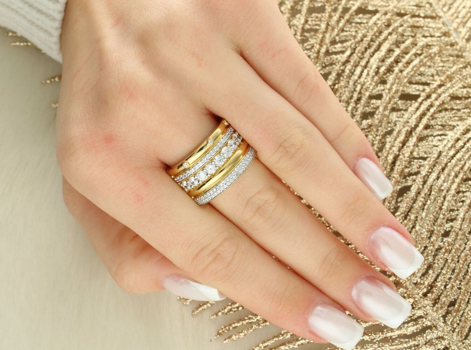 Pierścionek TI SENTO 12197MC – srebro 925 z powłoką żółtego złota i kolorowymi kamieniami. Hipoalergiczny i efektowny dodatek, symbol radości i wakacyjnej energii. Idealny do noszenia solo lub 1.jpg