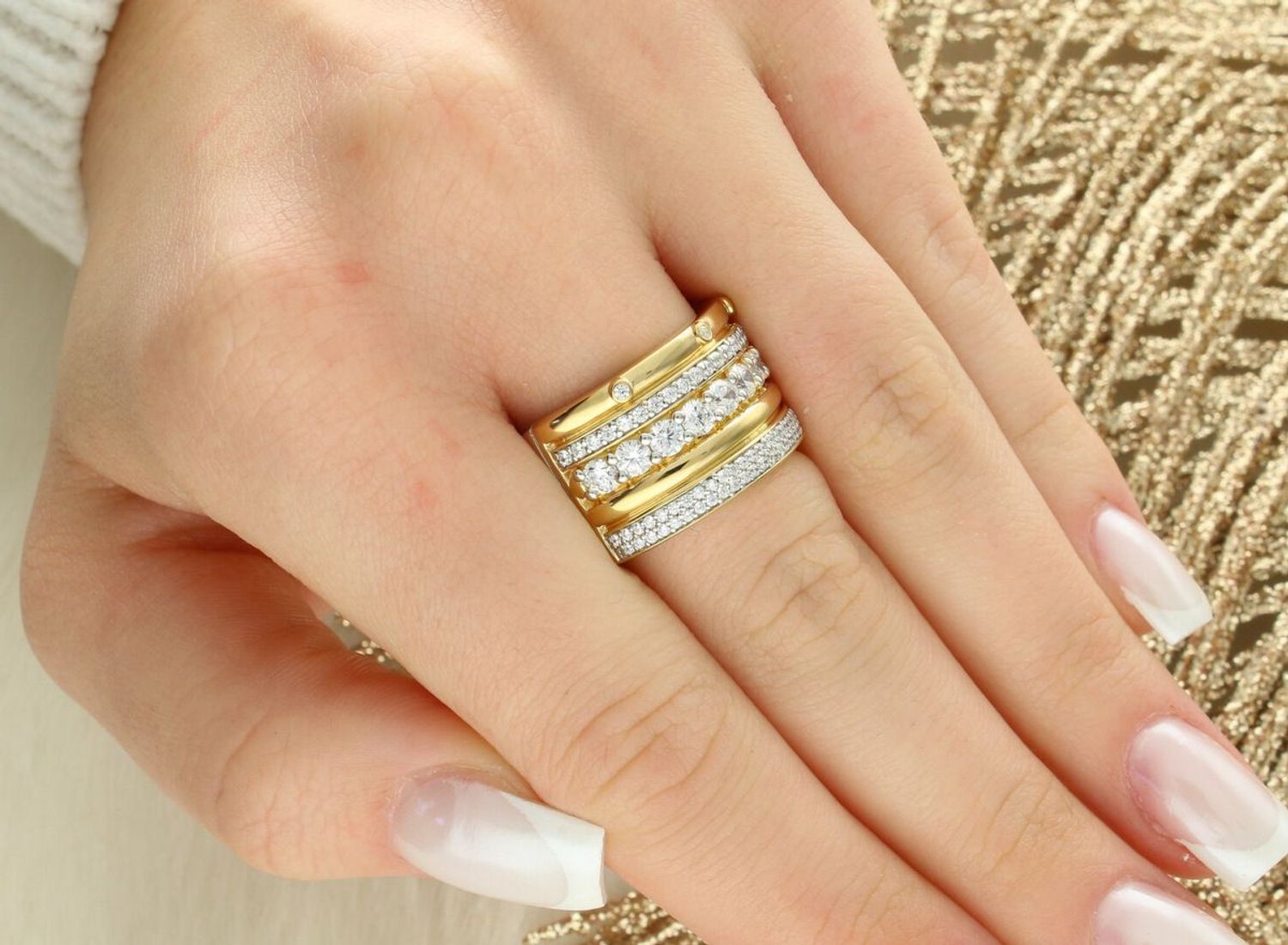 Pierścionek TI SENTO 12197MC – srebro 925 z powłoką żółtego złota i kolorowymi kamieniami. Hipoalergiczny i efektowny dodatek, symbol radości i wakacyjnej energii. Idealny do noszenia solo lub 1.jpg