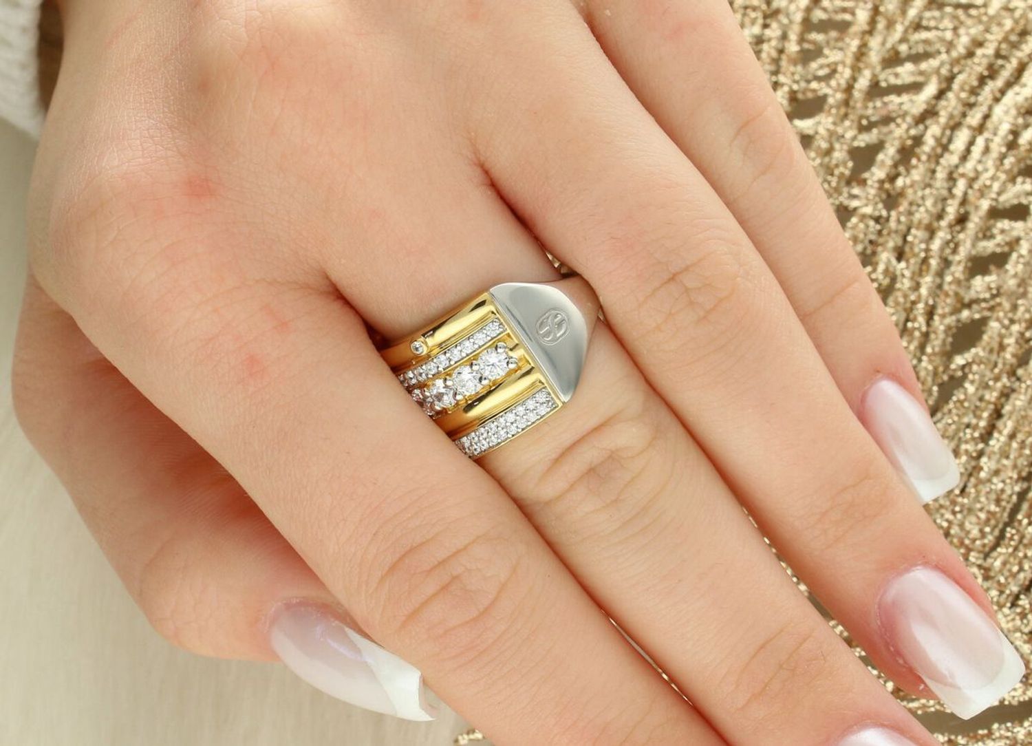 Pierścionek TI SENTO 12197MC – srebro 925 z powłoką żółtego złota i kolorowymi kamieniami. Hipoalergiczny i efektowny dodatek, symbol radości i wakacyjnej energii. Idealny do noszenia solo lub 1.jpg