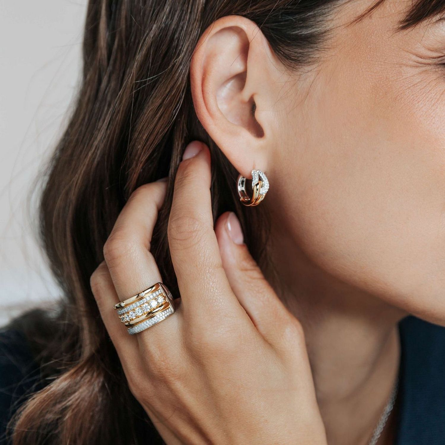 Pierścionek TI SENTO 12197MC – srebro 925 z powłoką żółtego złota i kolorowymi kamieniami. Hipoalergiczny i efektowny dodatek, symbol radości i wakacyjnej energii. Idealny do noszenia solo lub 1.jpg