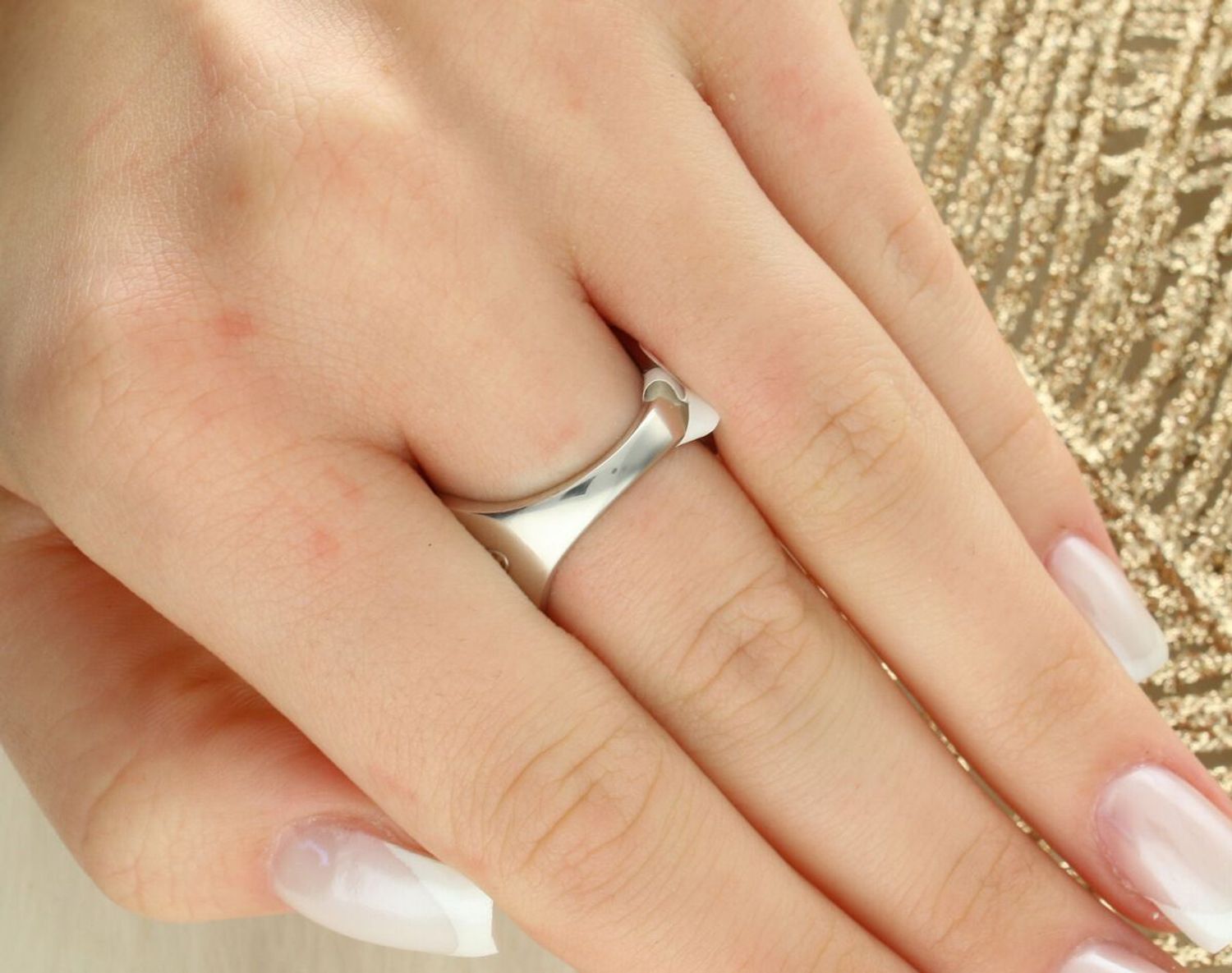 Pierścionek TI SENTO 12197MC – srebro 925 z powłoką żółtego złota i kolorowymi kamieniami. Hipoalergiczny i efektowny dodatek, symbol radości i wakacyjnej energii. Idealny do noszenia solo lub 1.jpg