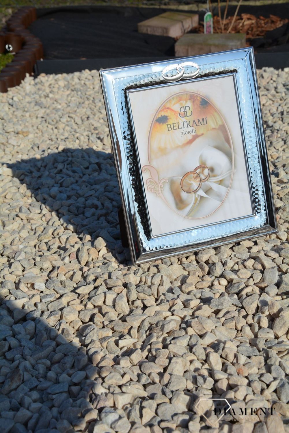 Elegancka ramka na zdjęcie ślubne z motywem obrączek. To wyjątkowy personalizowany prezent dla Młodej Pary na tak wyjątkową okazję jak ślub bądź rocznica (2).JPG