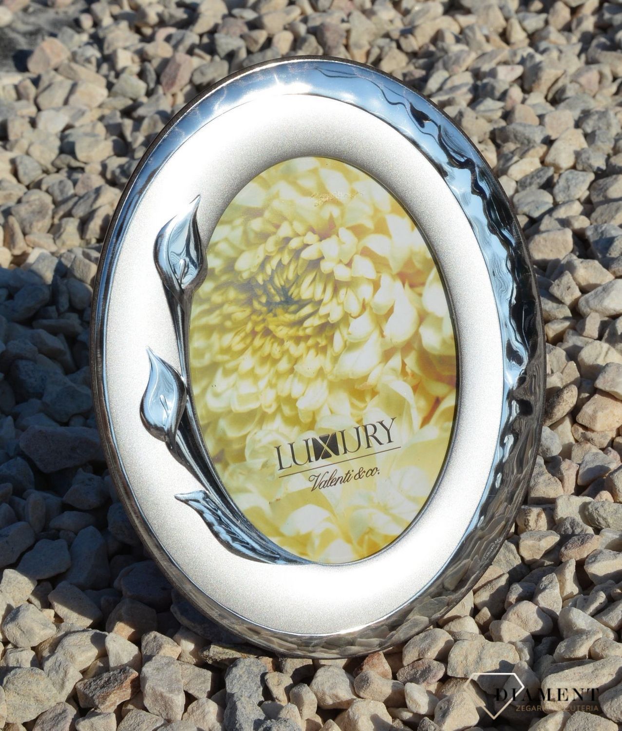 Piękna, owalna srebrna ramka na zdjęcia utrzymana w nowoczesnym stylu. Produkt renomowanej włoskiej firmy Valenti znanej z wysokiej jakości wykonania i dbałości o detal (1).JPG