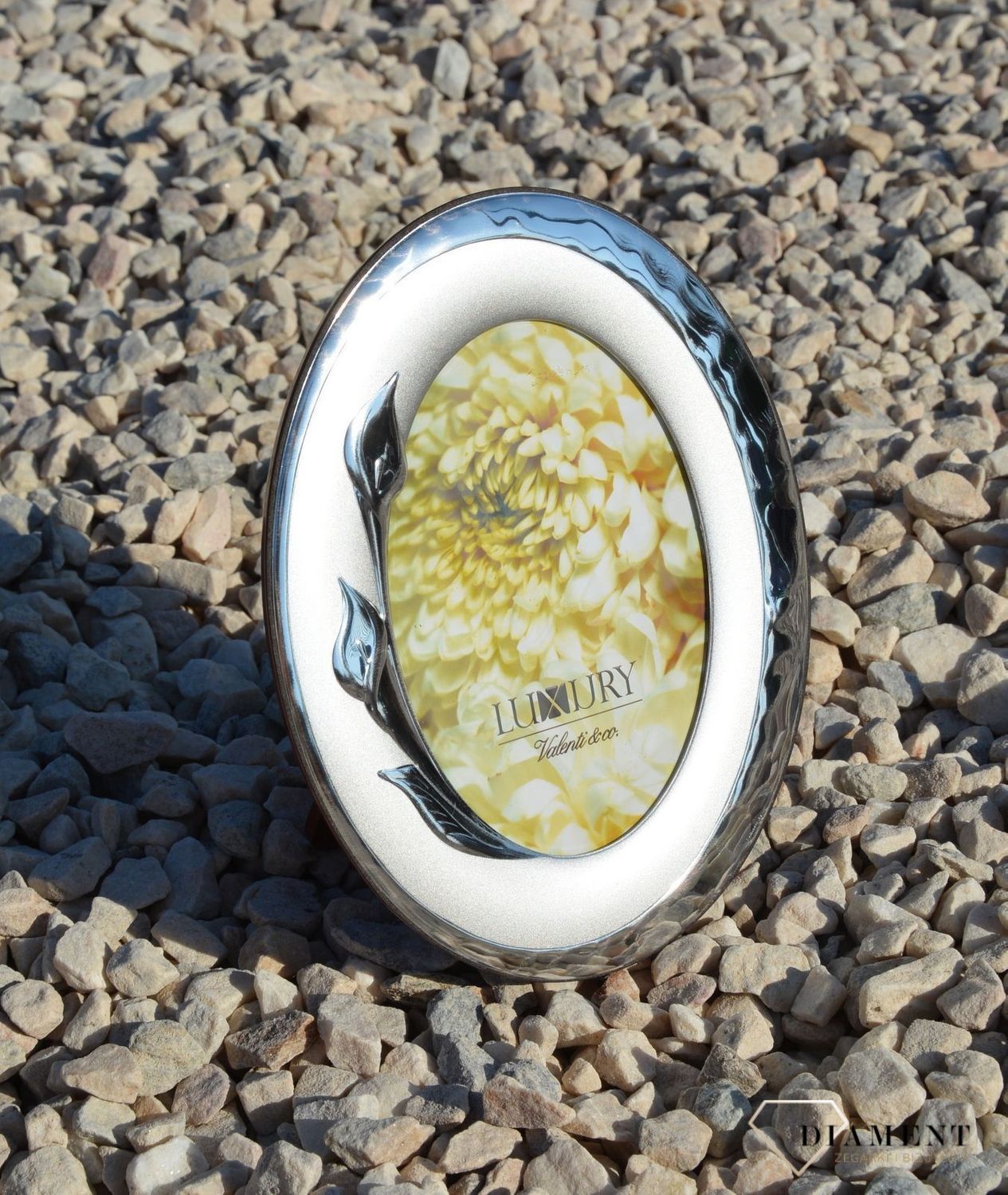 Piękna, owalna srebrna ramka na zdjęcia utrzymana w nowoczesnym stylu. Produkt renomowanej włoskiej firmy Valenti znanej z wysokiej jakości wykonania i dbałości o detal (1).JPG