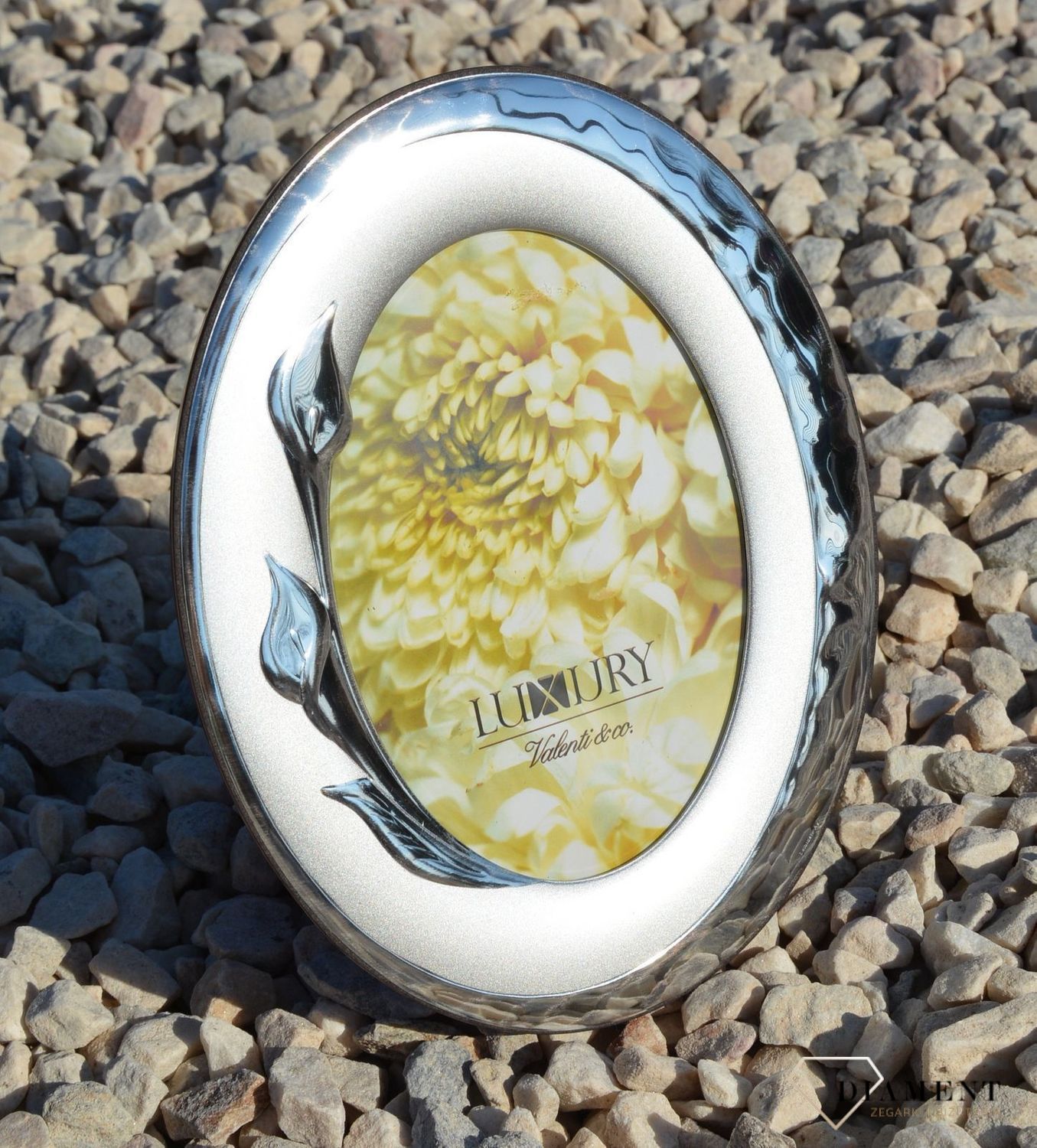 Piękna, owalna srebrna ramka na zdjęcia utrzymana w nowoczesnym stylu. Produkt renomowanej włoskiej firmy Valenti znanej z wysokiej jakości wykonania i dbałości o detal (1).JPG