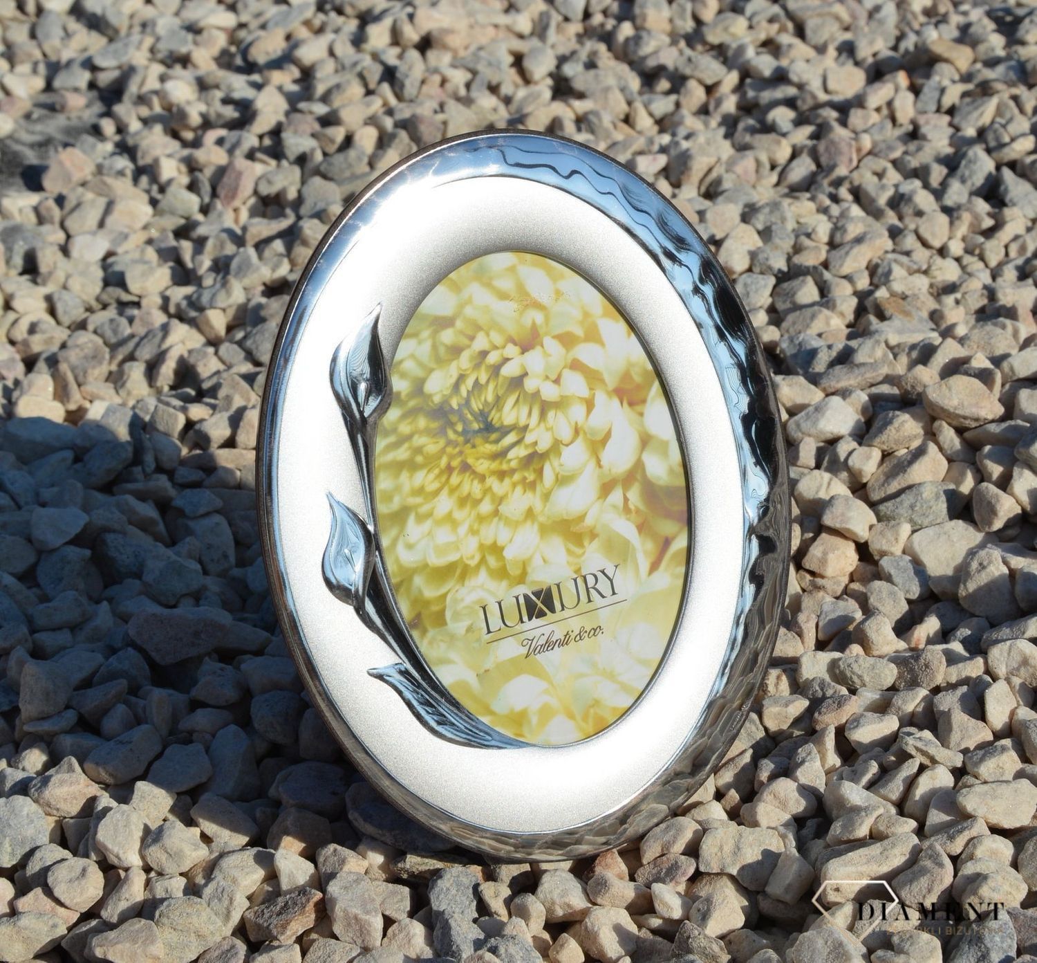 Piękna, owalna srebrna ramka na zdjęcia utrzymana w nowoczesnym stylu. Produkt renomowanej włoskiej firmy Valenti znanej z wysokiej jakości wykonania i dbałości o detal (1).JPG