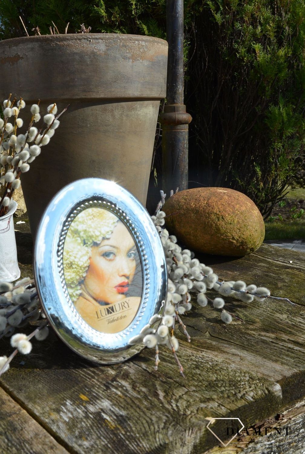 Piękna, owalna, srebrna ramka na zdjęcia utrzymana w nowoczesnym stylu. Produkt renomowanej włoskiej firmy Valenti znanej z wysokiej jakości wykonania i dbałości o detal (4).JPG