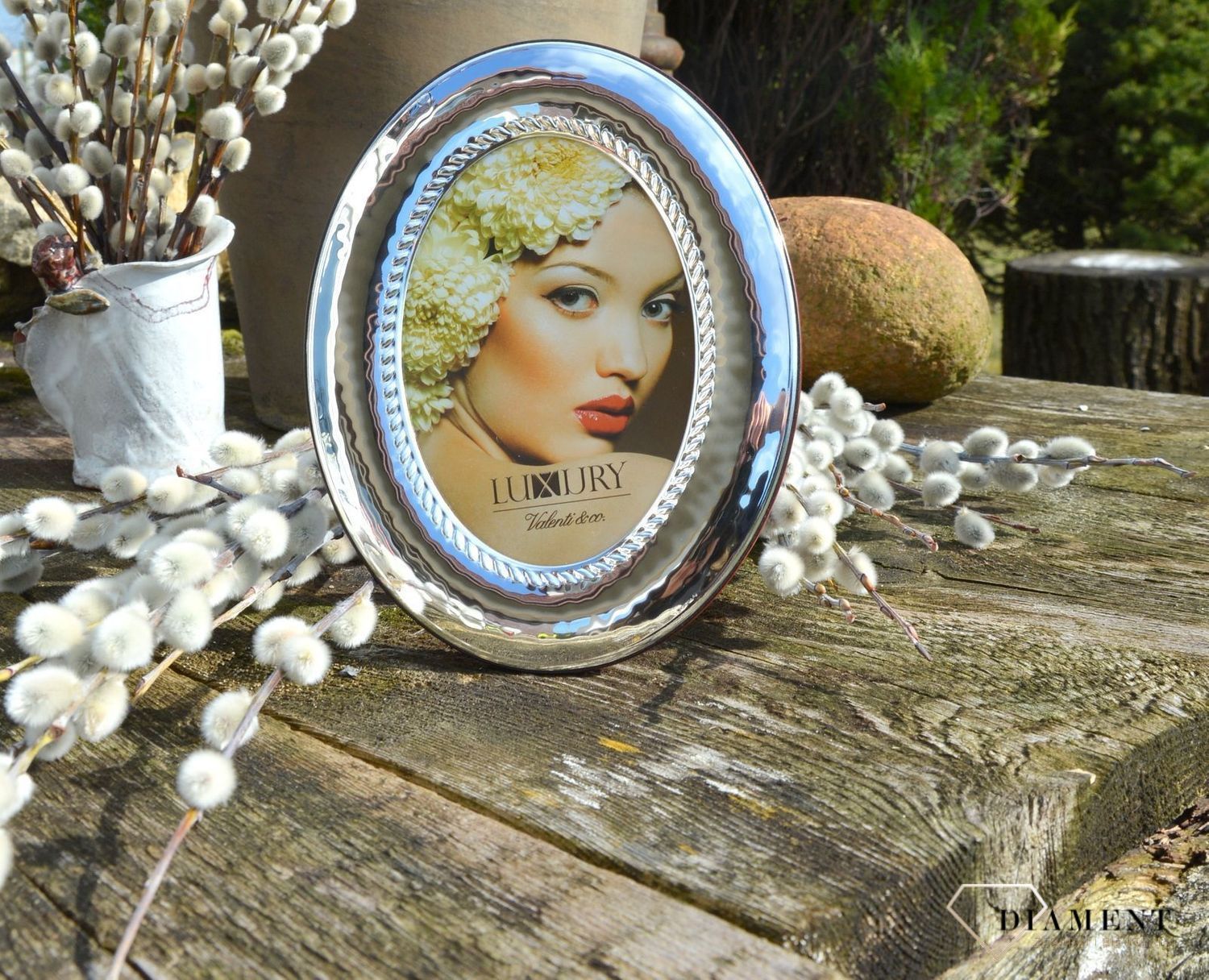 Piękna, owalna, srebrna ramka na zdjęcia utrzymana w nowoczesnym stylu. Produkt renomowanej włoskiej firmy Valenti znanej z wysokiej jakości wykonania i dbałości o detal (4).JPG