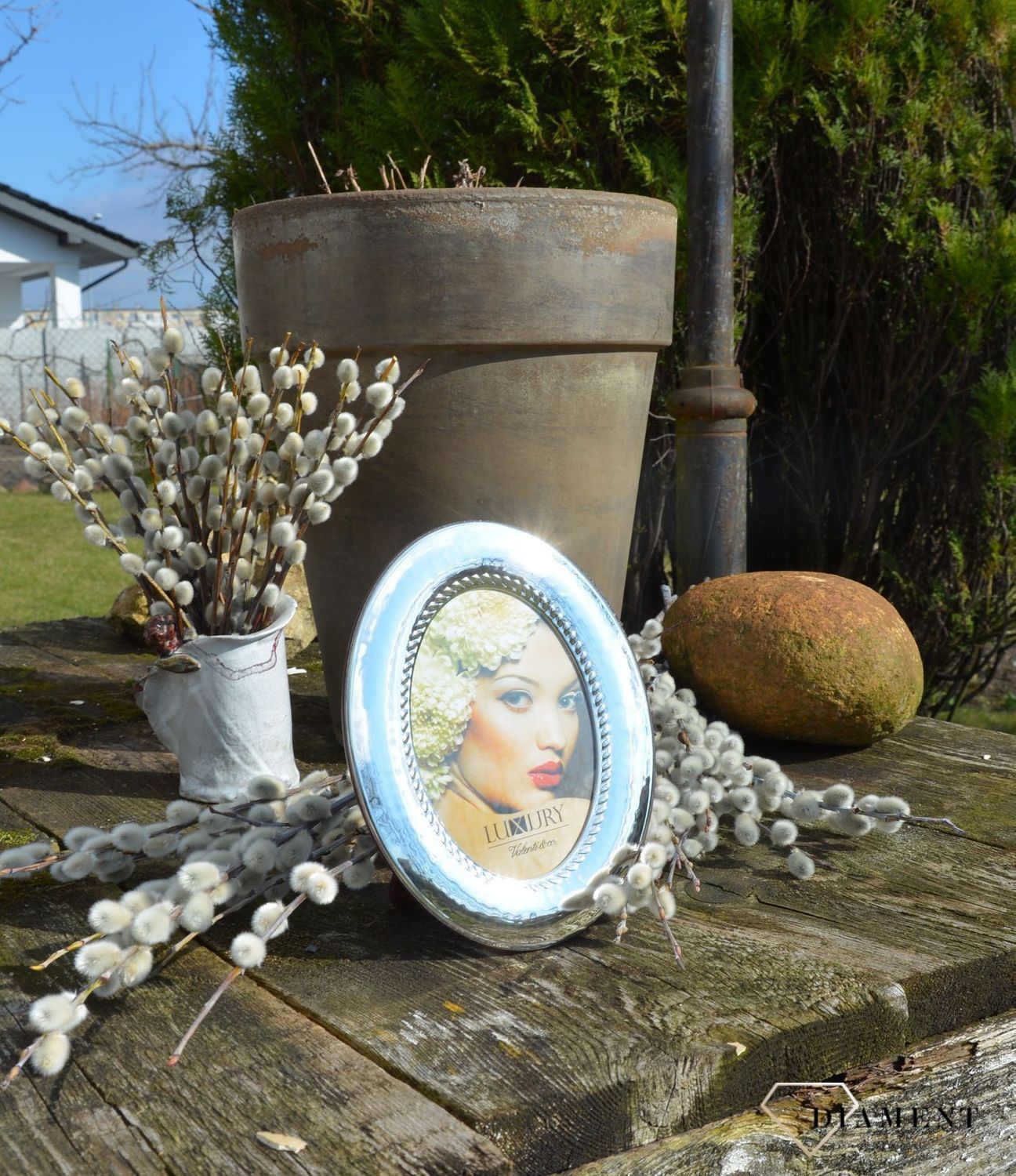 Piękna, owalna, srebrna ramka na zdjęcia utrzymana w nowoczesnym stylu. Produkt renomowanej włoskiej firmy Valenti znanej z wysokiej jakości wykonania i dbałości o detal (4).JPG