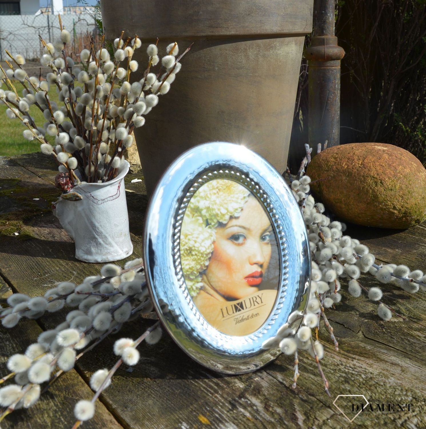 Piękna, owalna, srebrna ramka na zdjęcia utrzymana w nowoczesnym stylu. Produkt renomowanej włoskiej firmy Valenti znanej z wysokiej jakości wykonania i dbałości o detal (4).JPG