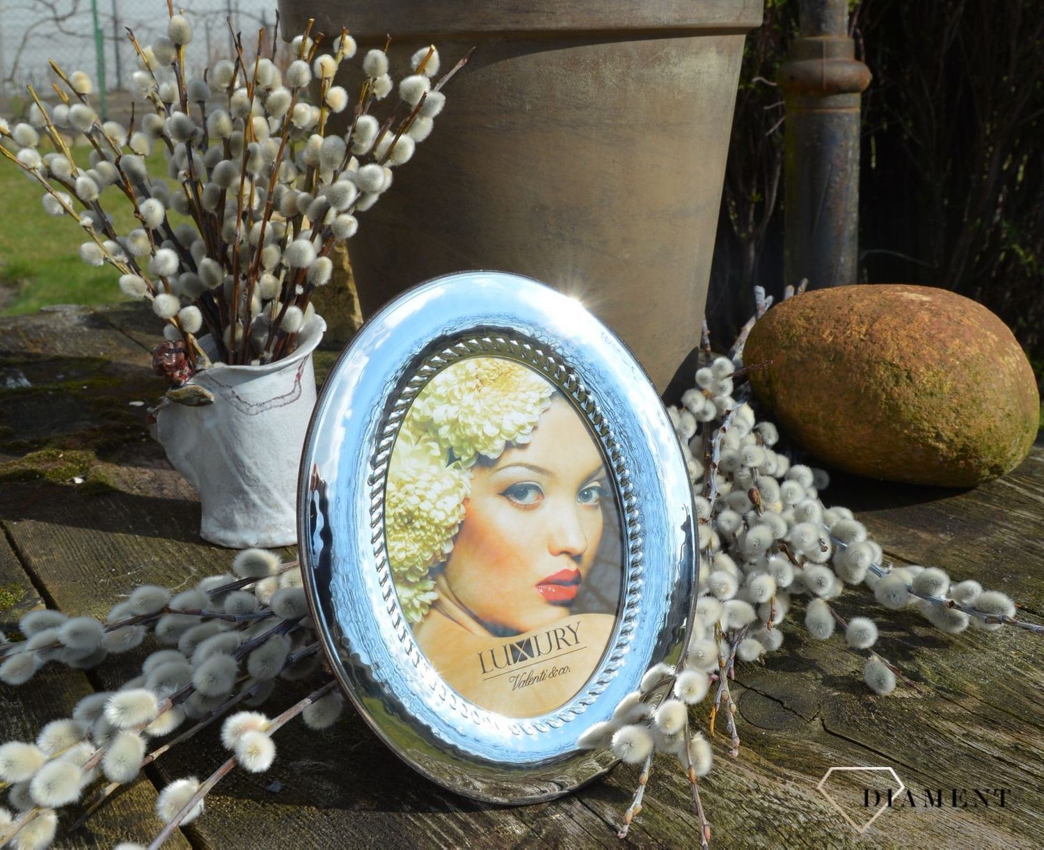 Piękna, owalna, srebrna ramka na zdjęcia utrzymana w nowoczesnym stylu. Produkt renomowanej włoskiej firmy Valenti znanej z wysokiej jakości wykonania i dbałości o detal (4).JPG